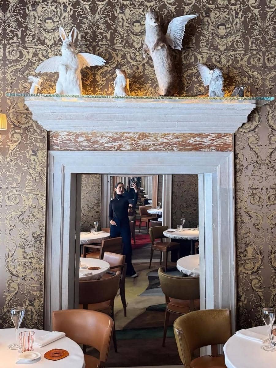 Cathy Sharon menikmati jalan-jalan di Venesia.