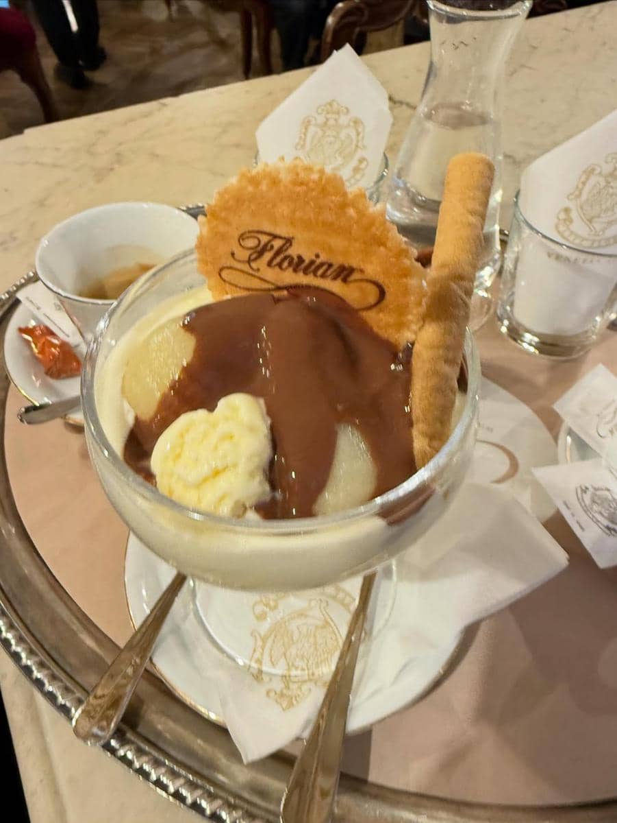 Cathy Sharon menikmati jalan-jalan di Venesia.