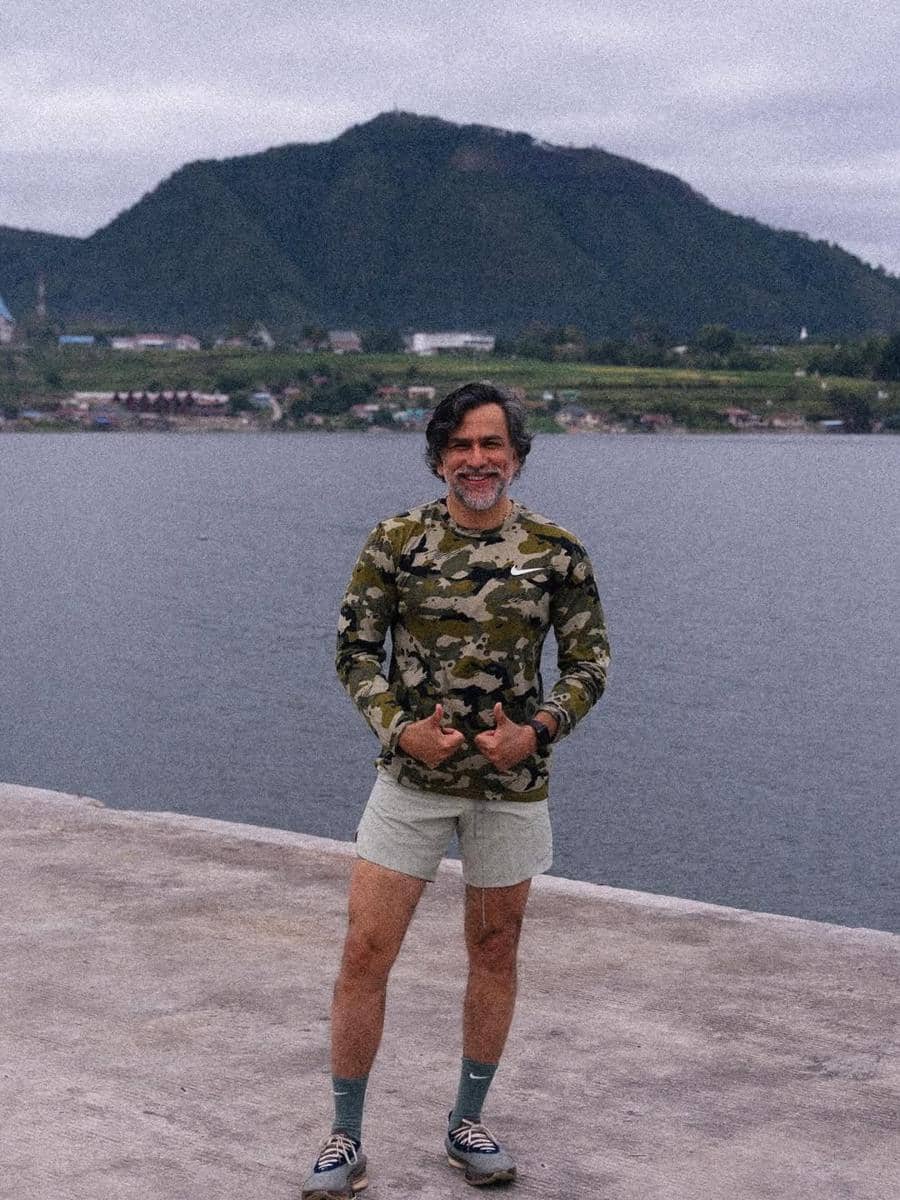 Jeremy Thomas saat jogging di sekitar Danau Toba