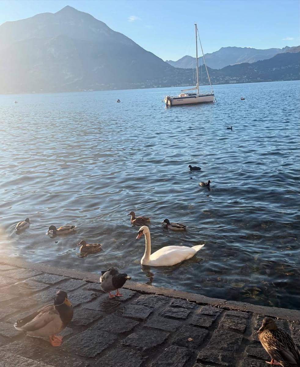 Xaviera Putri berkeliling di sekitar Danau Como, Italia.
