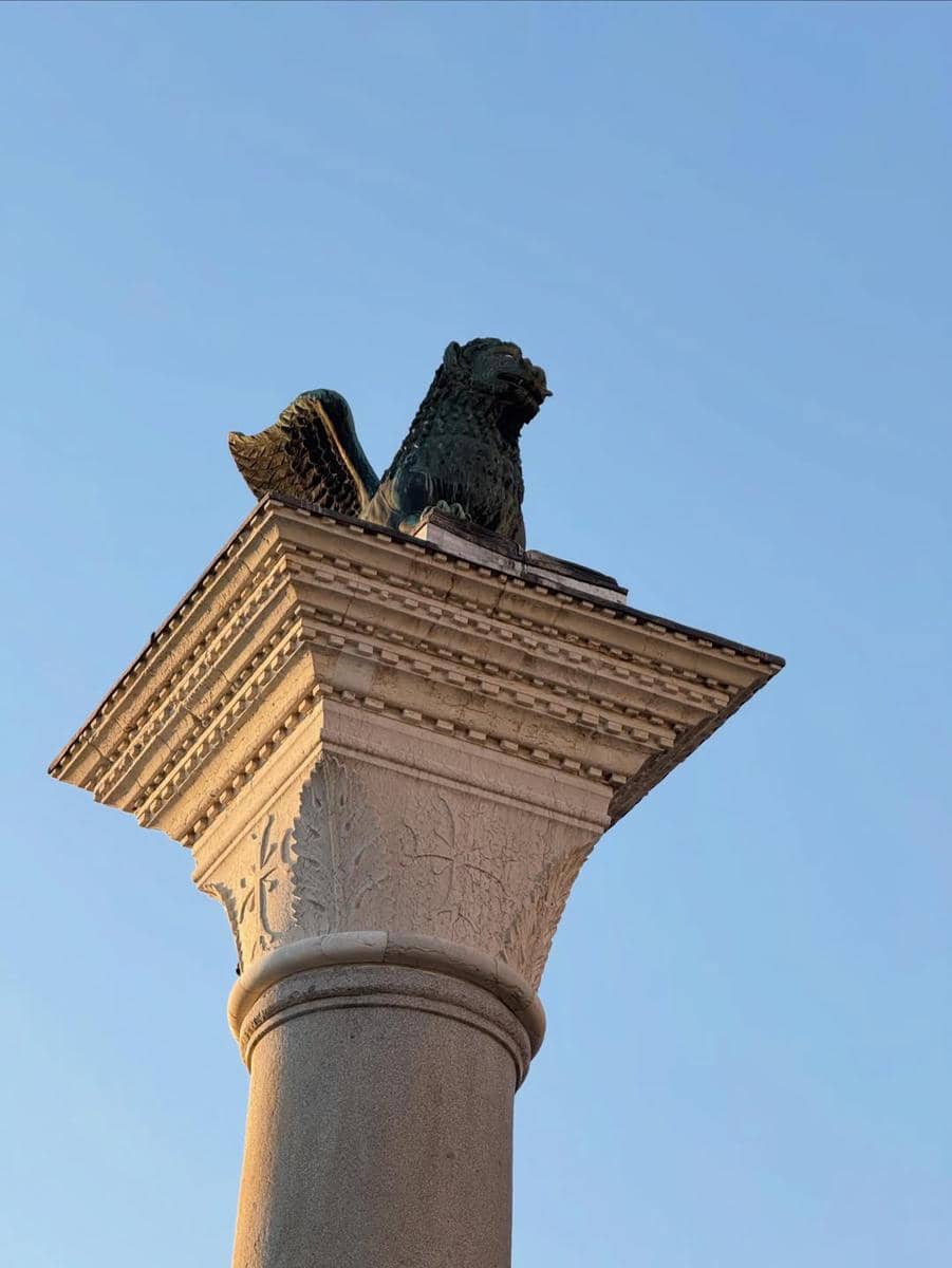 Cathy Sharon menikmati jalan-jalan di Venesia.