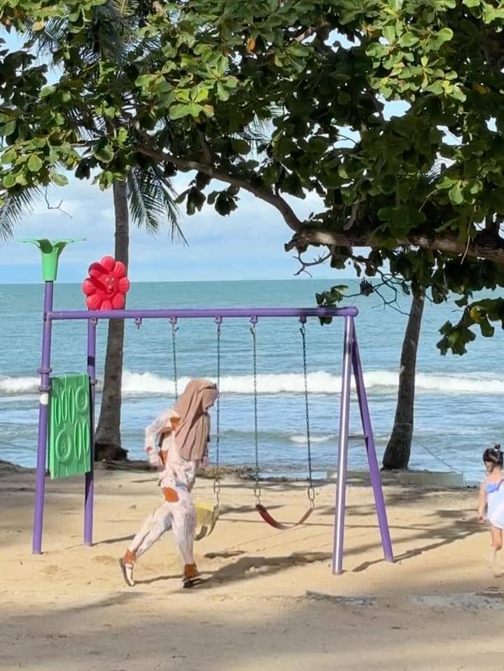 Moana asyik bermain di pantai.