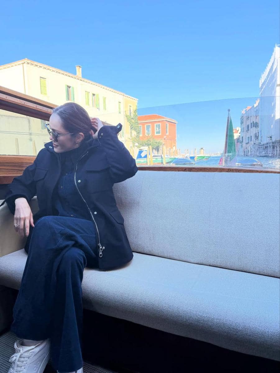 Cathy Sharon menikmati jalan-jalan di Venesia.