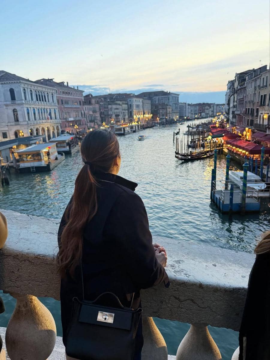 Cathy Sharon menikmati jalan-jalan di Venesia.
