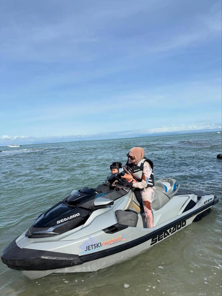 Moana asyik bermain di pantai.