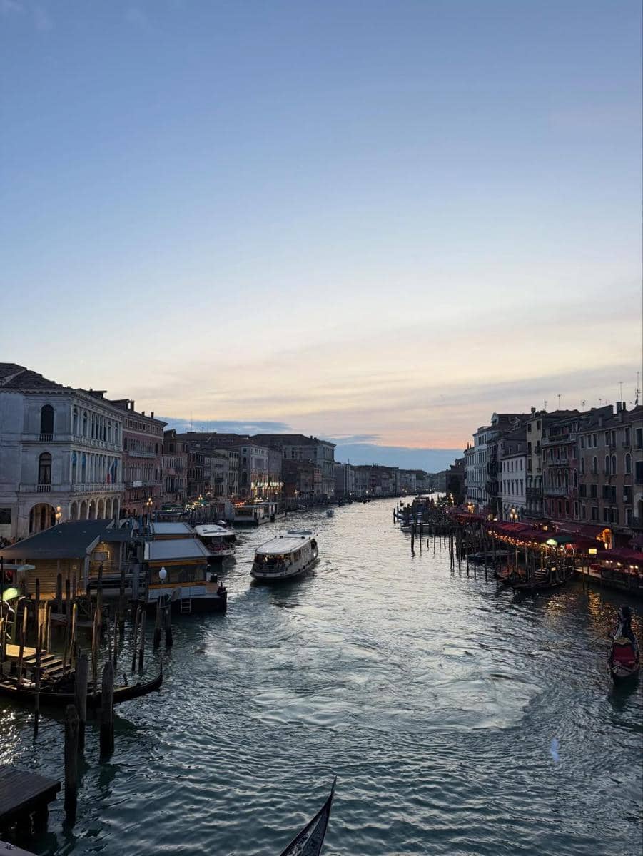 Cathy Sharon menikmati jalan-jalan di Venesia.