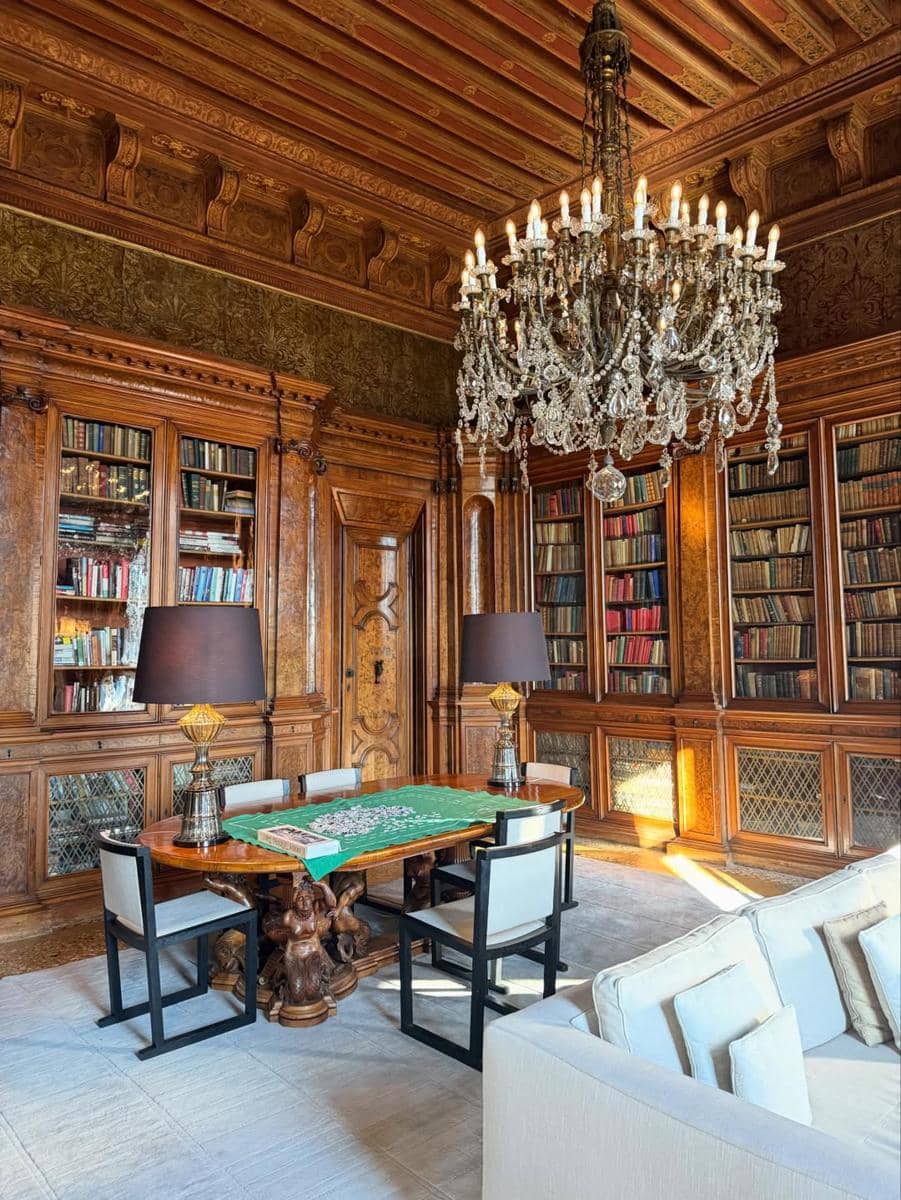 Cathy Sharon menikmati jalan-jalan di Venesia.