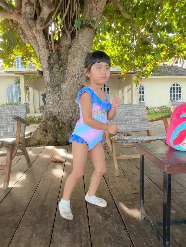 Moana asyik bermain di pantai.