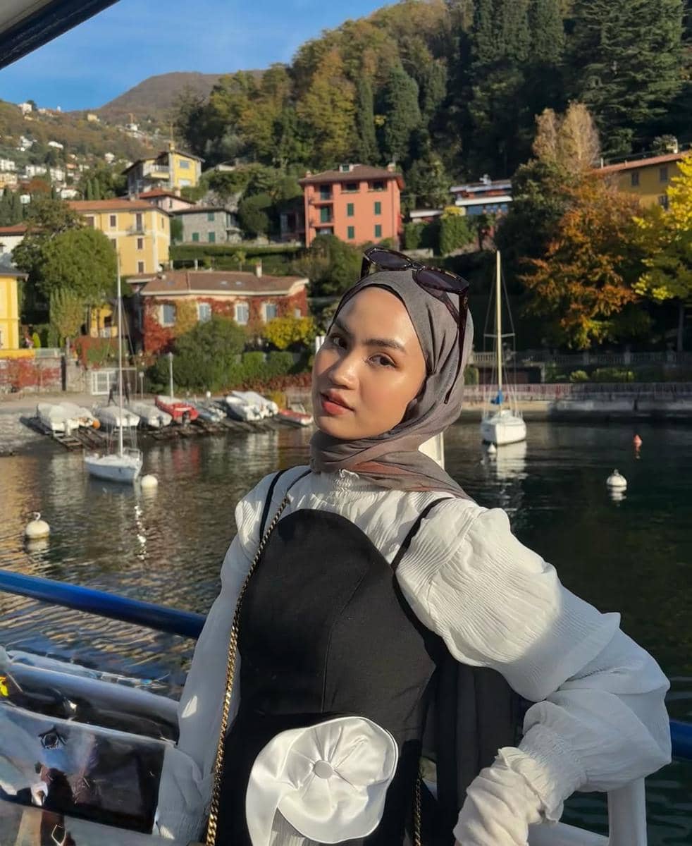 Xaviera Putri berkeliling di sekitar Danau Como, Italia.