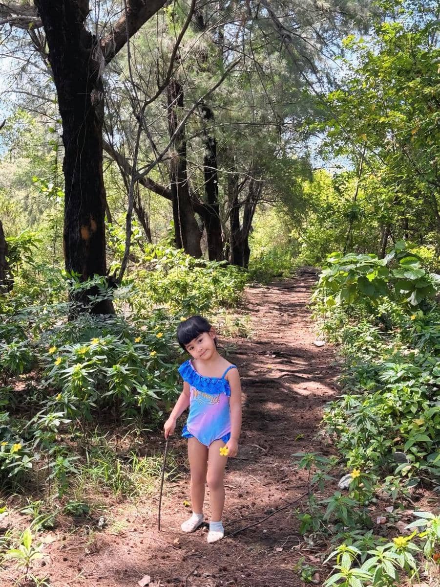 Moana asyik bermain di pantai.