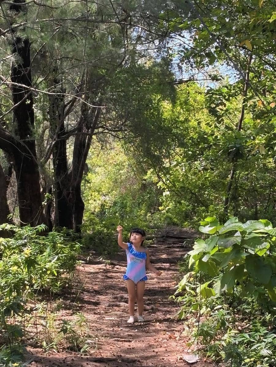 Moana asyik bermain di pantai.