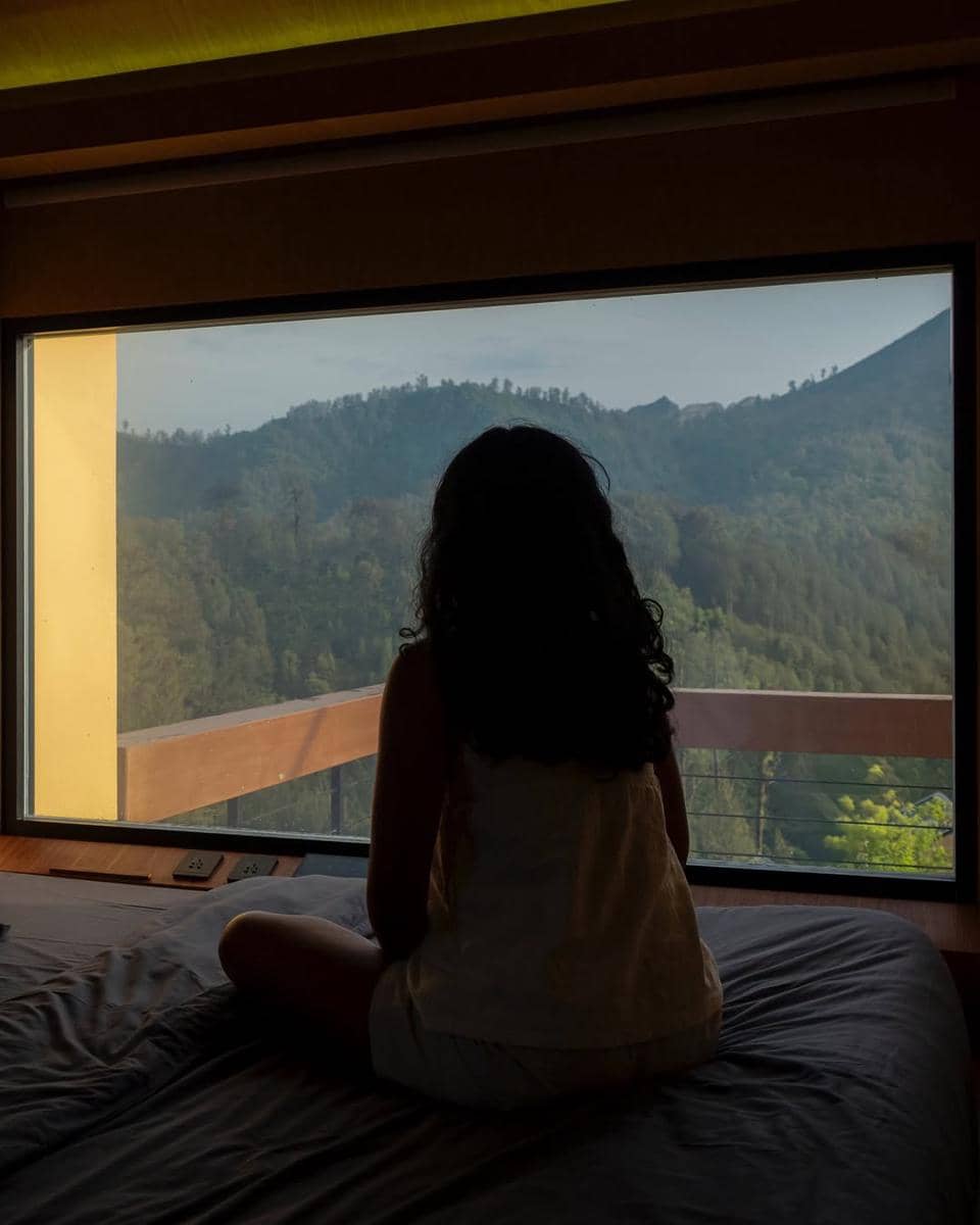 jendela besar di Bobocabin 