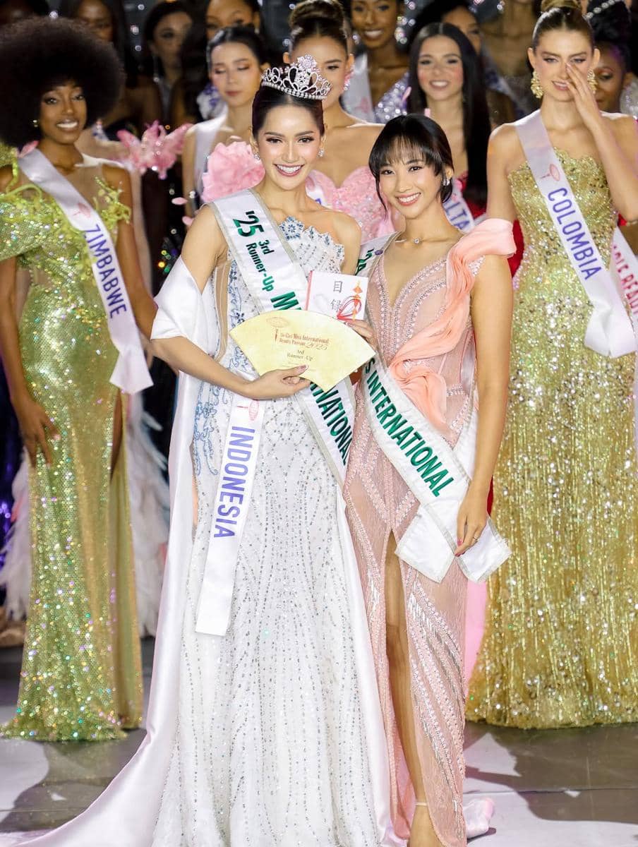 potret Melliza Xaviera dan Sophie Kirana pada grand final Miss International 2025 