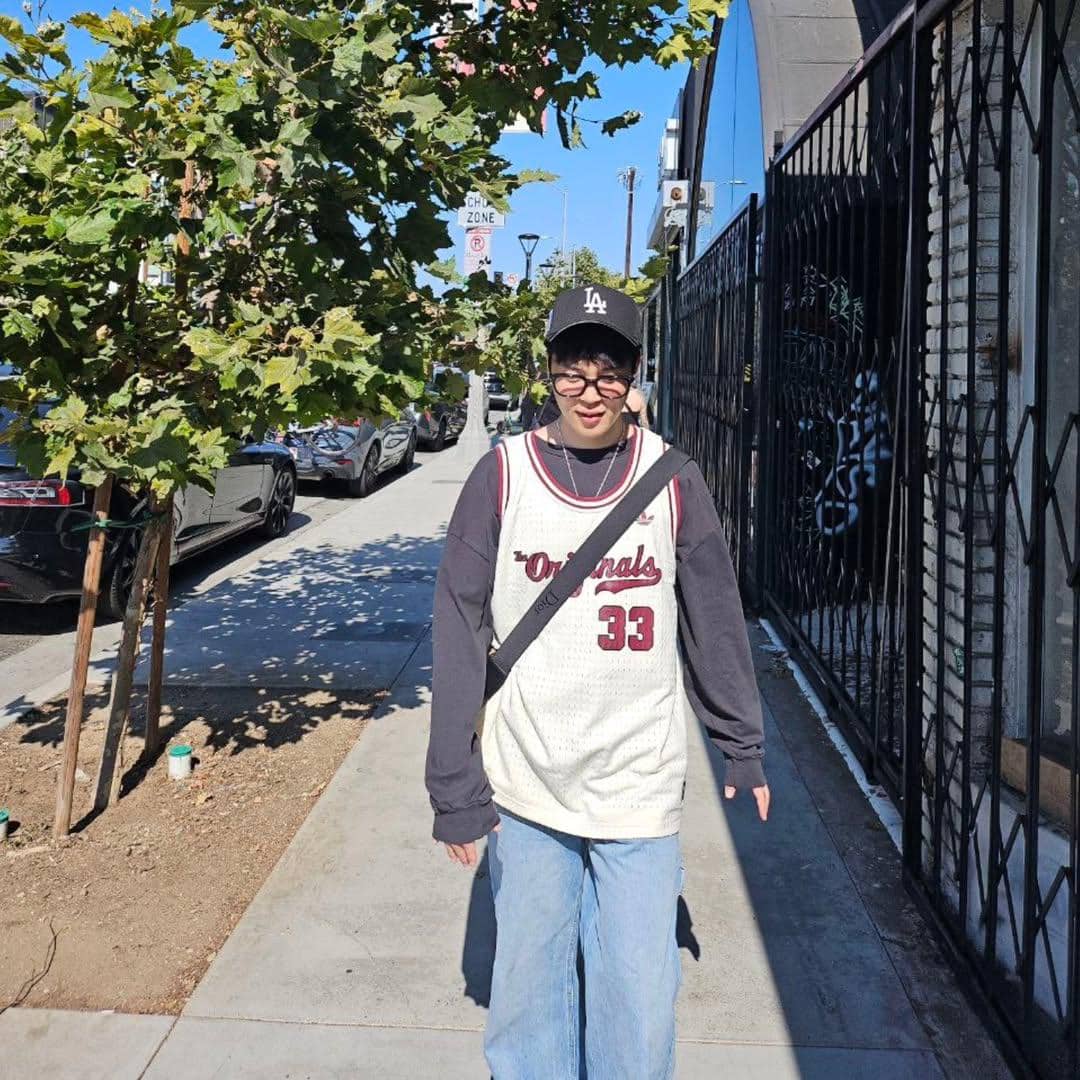 Jimin BTS mengenakan baseball cap