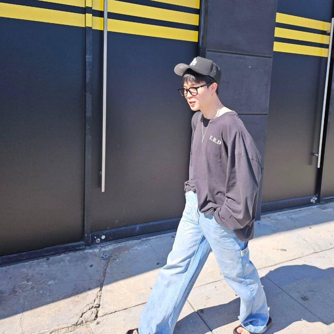 Jimin BTS mengenakan baseball cap