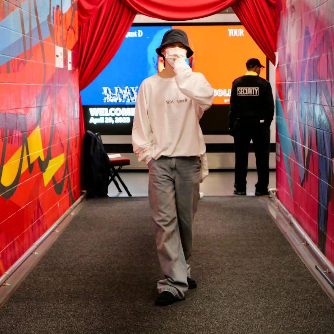 Jimin BTS mengenakan bucket hat