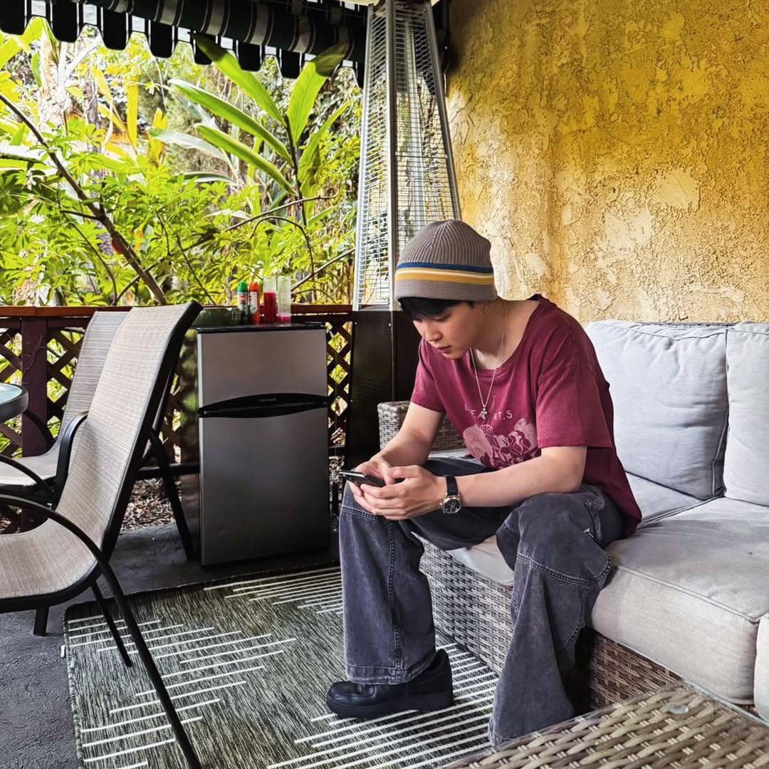 Jimin BTS mengenakan beanie hat