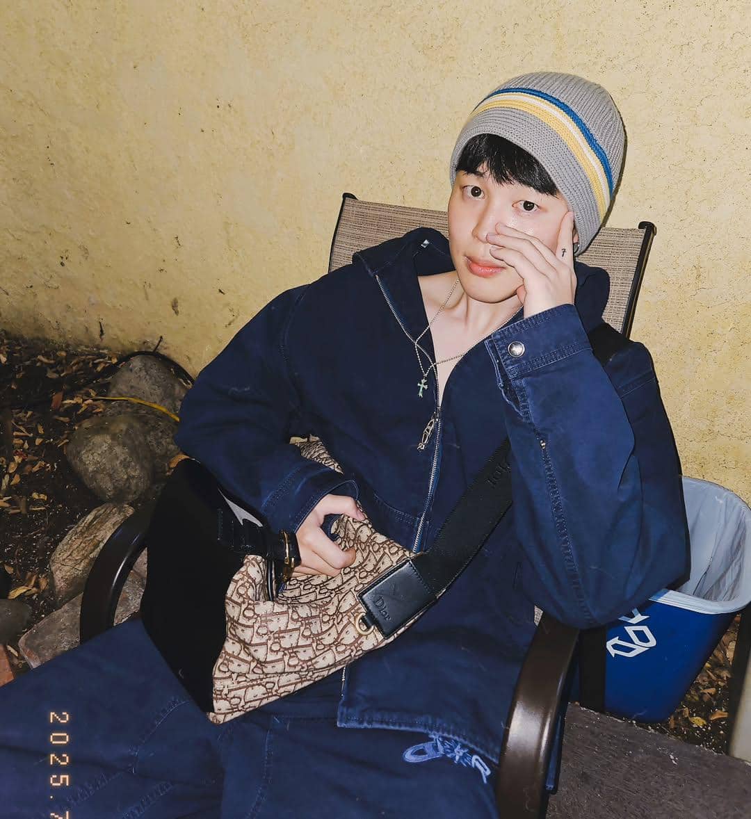 Jimin BTS mengenakan beanie hat