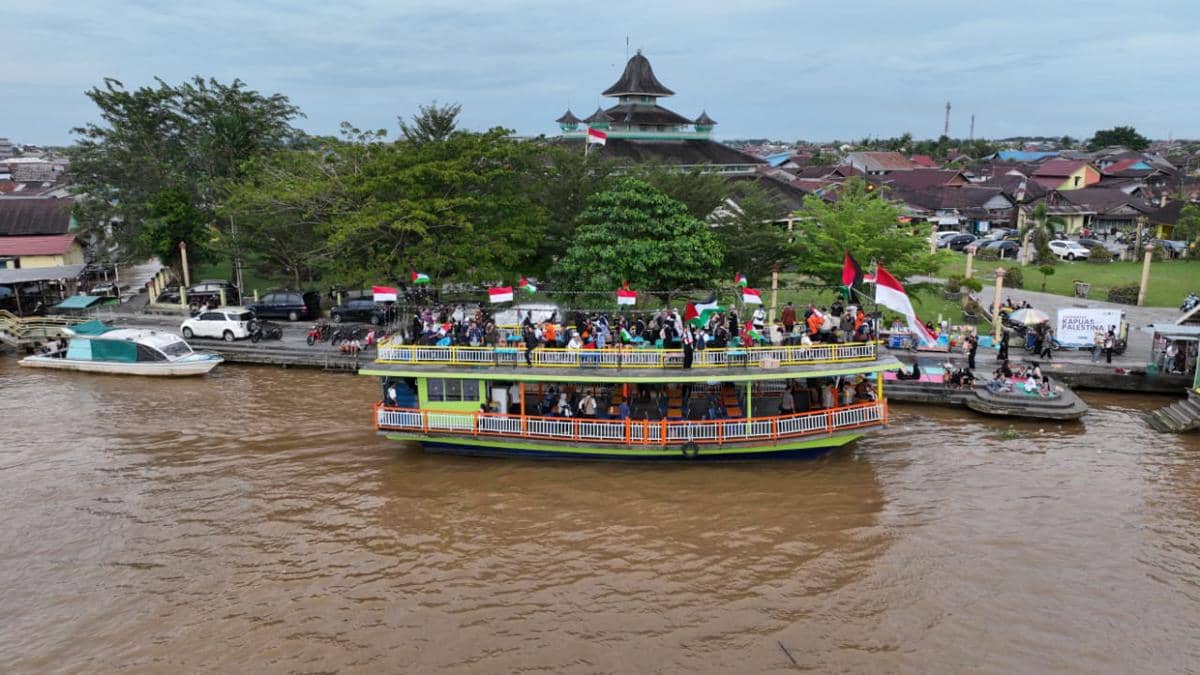 Bendera Palestina berkibar di Sungai Kapuas, Kalimantan Barat