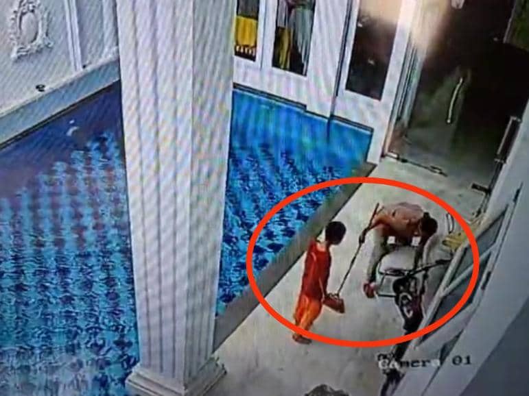 Tangkap layar CCTV pelaku MO bersama anaknya tengah membersihkan rumah milik korban majikannya di Bandar Lampung