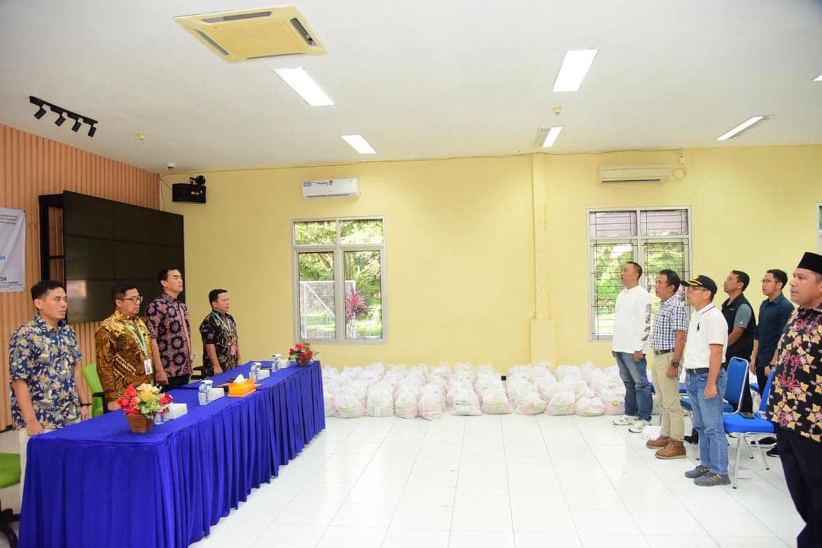  PT Angkasa Pura Indonesia Bandar Udara Sepinggan Balikpapan, Jumat (29/11/2025) menyalurkan bantuan Tanggung Jawab Sosial dan Lingkungan (TJSL) kepada masyarakat Balikpapan.