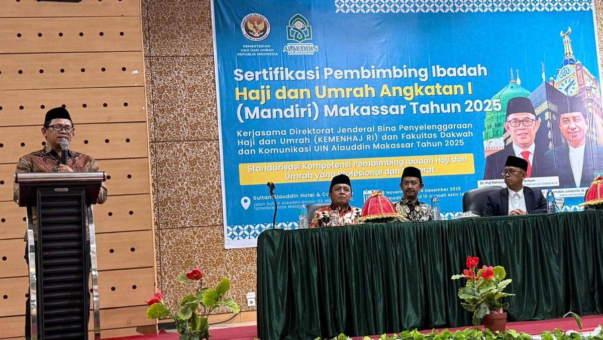 Kepala Kantor Wilayah Kementerian Haji Sulawesi Selatan Ikbal Ismail saat memberi pembekalan kepada pembimbing ibadah haji dan umrah di Makassar, Jumat (28/11/2025). (Dok. Kemenag Sulsel)