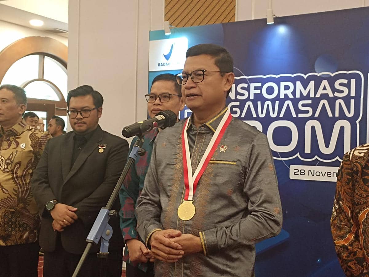 Kepala BPOM Taruna Ikrar meluncurkan sistem AI untuk izin obat dan kosmetik di kantor BPOM, Jumat (29/11/2025)/ IDN Times Dini Suciatiningrum 