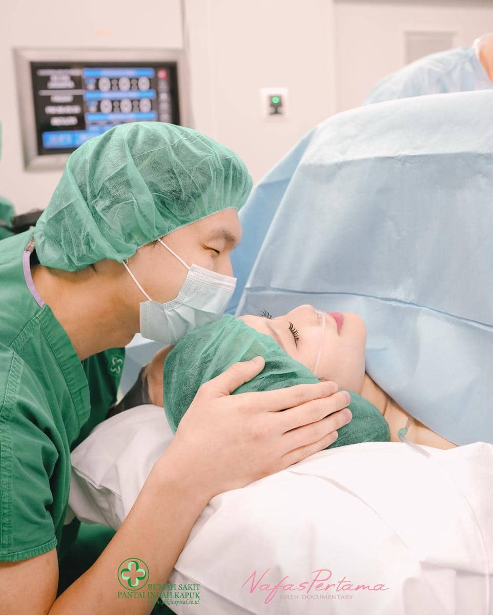 Nita Vior Melahirkan Anak Pertama