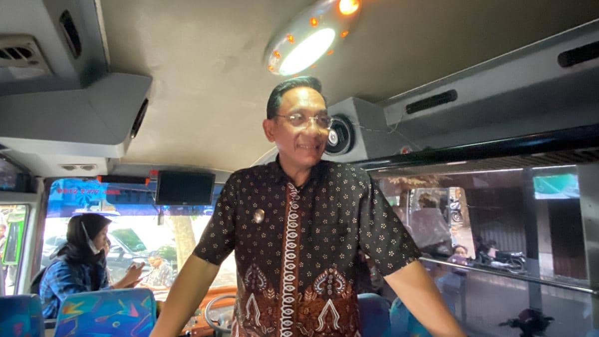 KSPPS BMT Beringharjo menyediakan Bus Peduli Jasa Gendong, fasilitas transportasi gratis untuk mempermudah mobilitas para buruh gendong di Pasar Beringharjo.