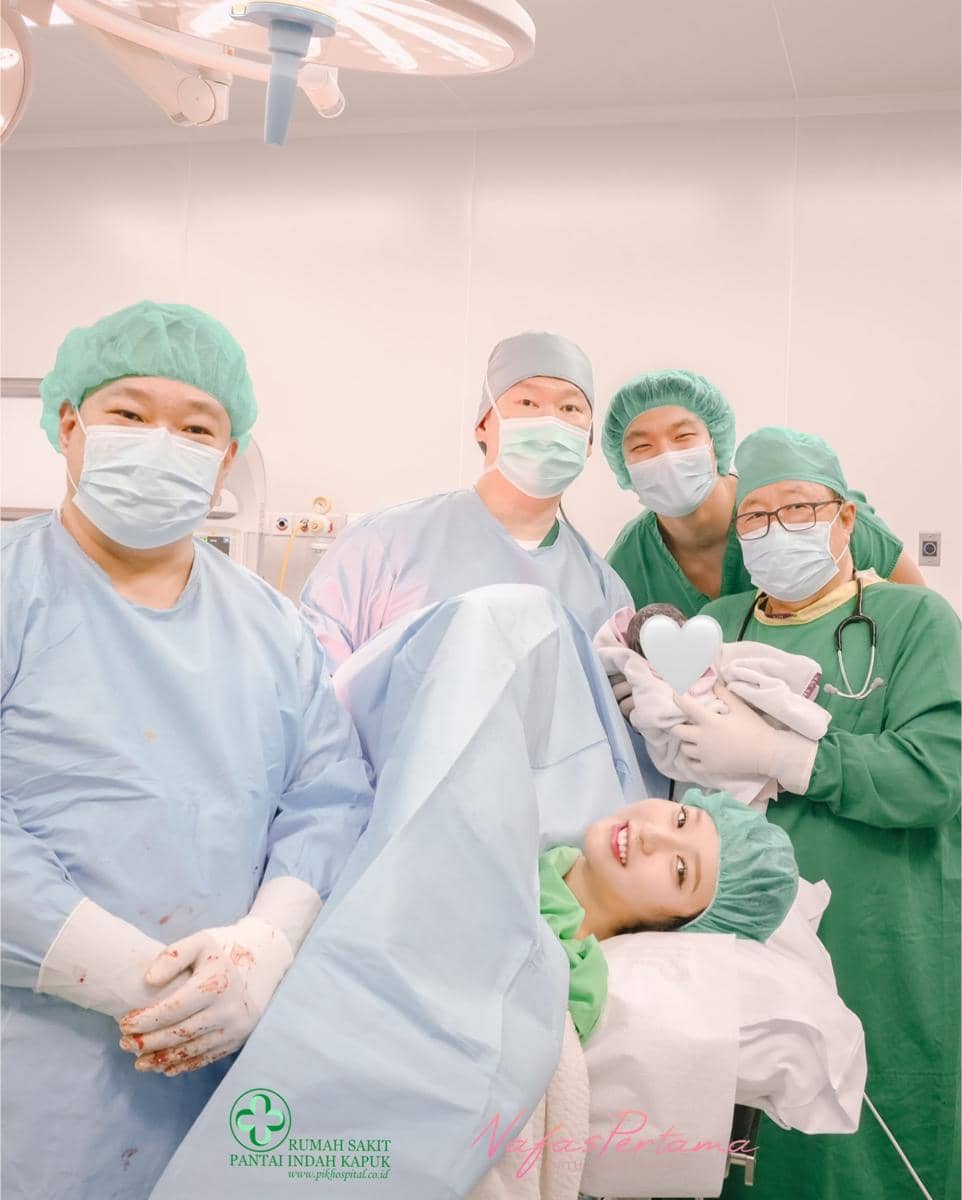 Nita Vior Melahirkan Anak Pertama