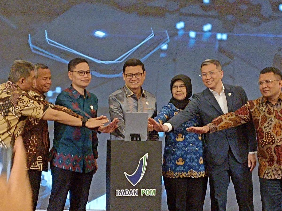 Kepala BPOM Taruna Ikrar meluncurkan sistem AI untuk izin obat dan kosmetik di kantor BPOM, Jumat (29/11/2025)/ IDN Times Dini Suciatiningrum 