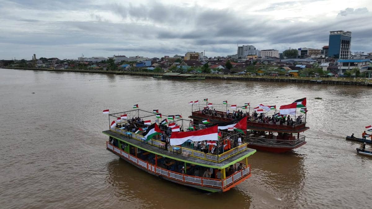 Bendera Palestina berkibar di Sungai Kapuas, Kalimantan Barat (Dok. AWG)