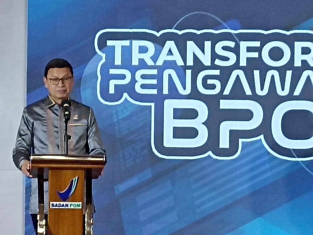 Kepala BPOM Taruna Ikrar meluncurkan sistem AI untuk izin obat dan kosmetik di kantor BPOM, Jumat (29/11/2025)/ IDN Times Dini Suciatiningrum 