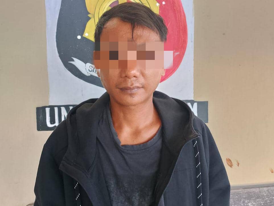 Pelaku AR (34) ditahan petugas kepolisian di Mapolsek Banjit. 