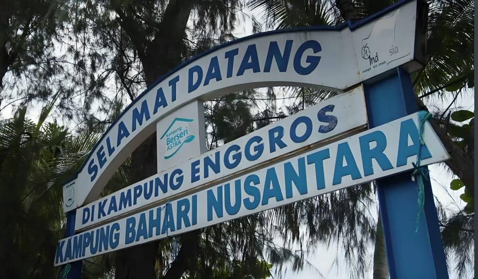 Kampung Berseri Astra dukung warga Enggros pulihkan pesisir Papua. 