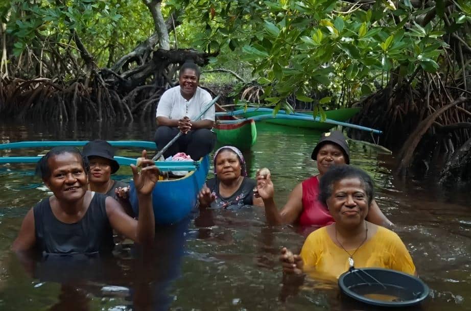 Kampung Berseri Astra dukung warga Enggros pulihkan pesisir Papua.