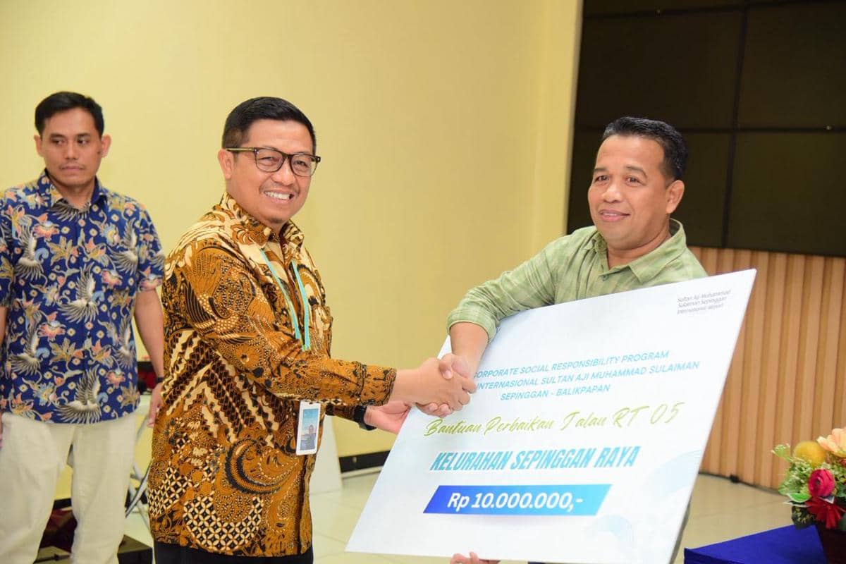  PT Angkasa Pura Indonesia Bandar Udara Sepinggan Balikpapan, Jumat (29/11/2025) menyalurkan bantuan Tanggung Jawab Sosial dan Lingkungan (TJSL) kepada masyarakat Balikpapan.