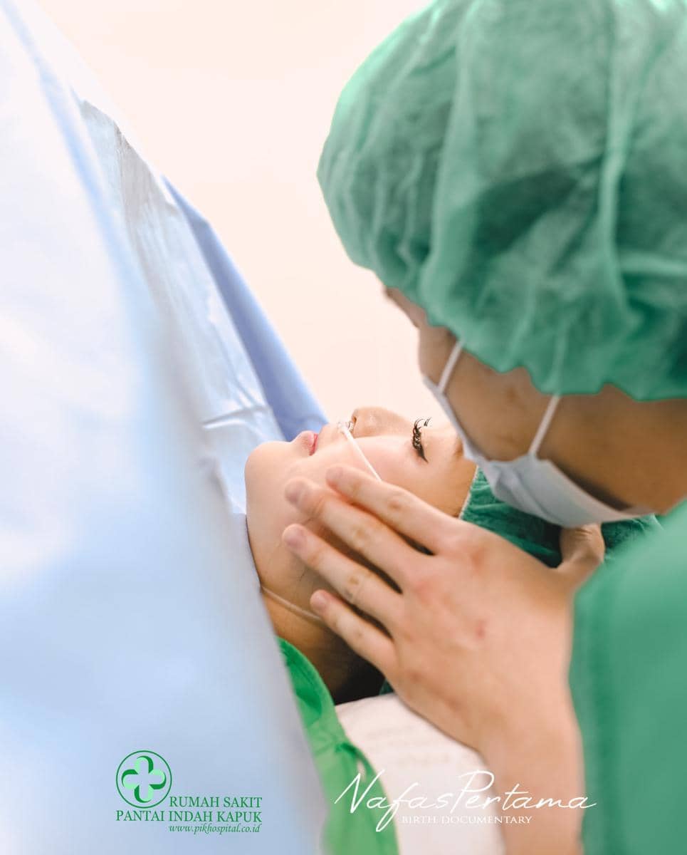 Nita Vior Melahirkan Anak Pertama