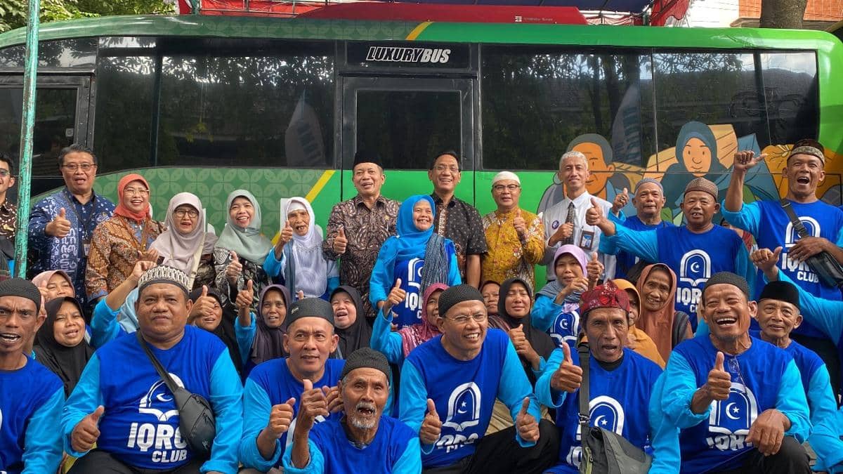 KSPPS BMT Beringharjo menyediakan Bus Peduli Jasa Gendong, fasilitas transportasi gratis untuk mempermudah mobilitas para buruh gendong di Pasar Beringharjo.