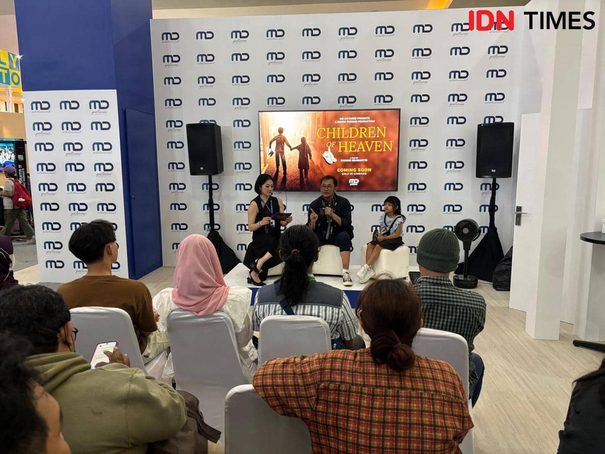 Sesi talkshow interaktif berjudul Children of Heaven: The Art of Film Adaptation bersama MD Entertainment, dalam gelaran JAFF Market, di Jogja Expo Center (JEC) Yogyakarta, Sabtu (29/11/2025). (IDN Times/Herlambang Jati Kusumo)