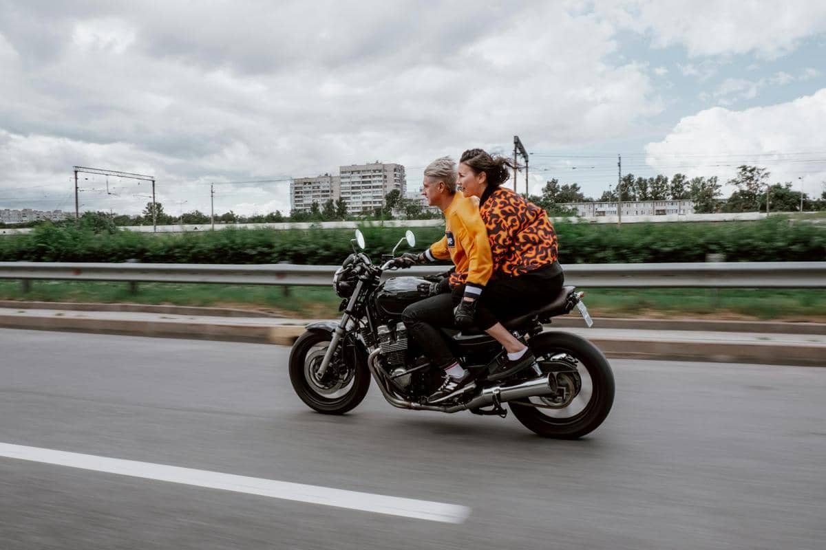 ilustrasi seseorang mengendarai motor
