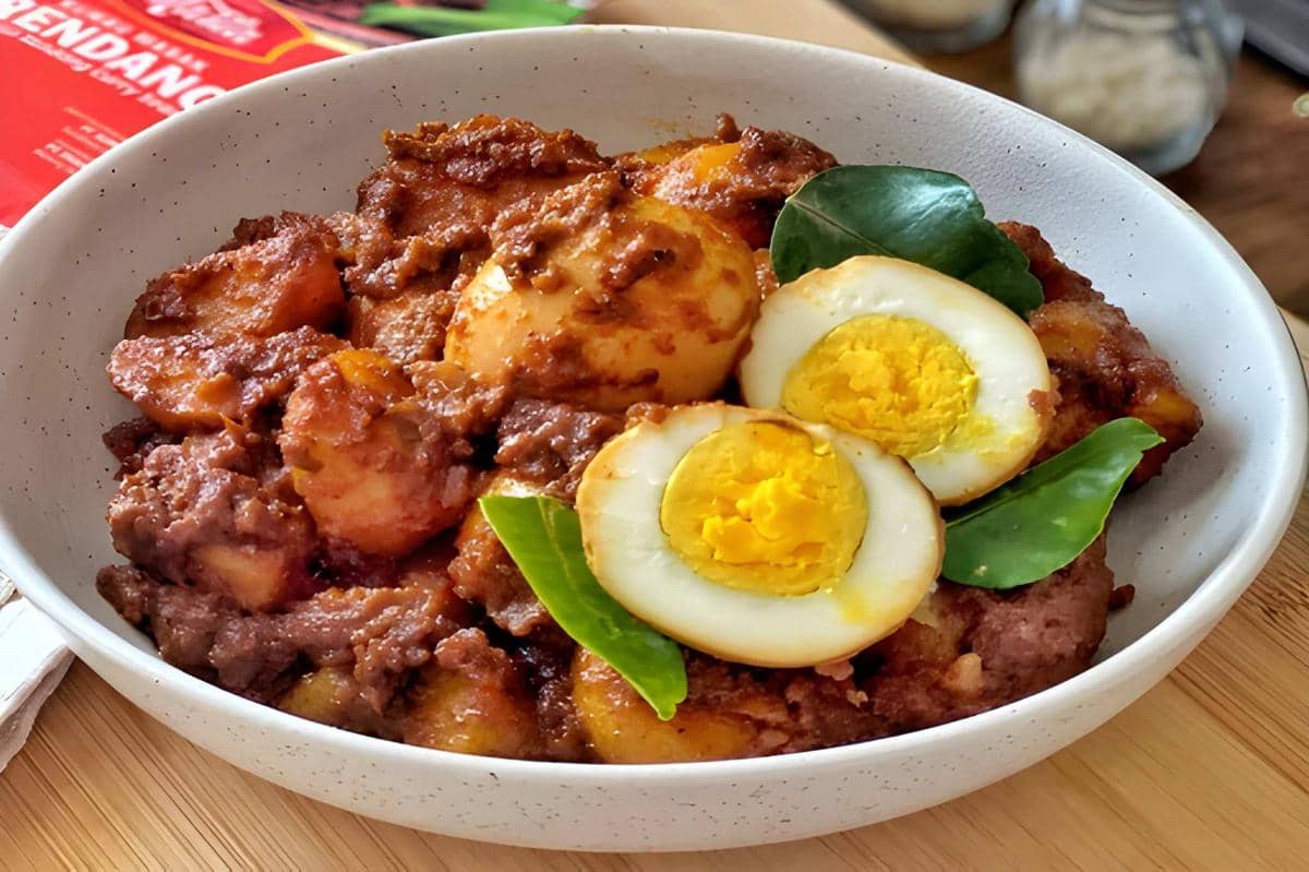 Telur bumbu rendang