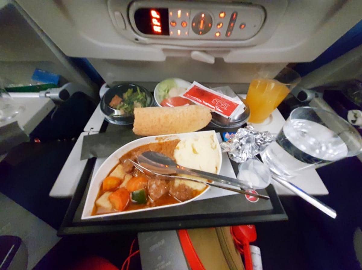 ilustrasi makanan di pesawat