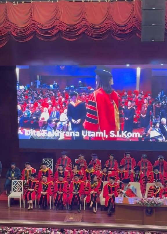 Dita Fakhrana Wisuda S1 (instagram.com/fakhranaaa)