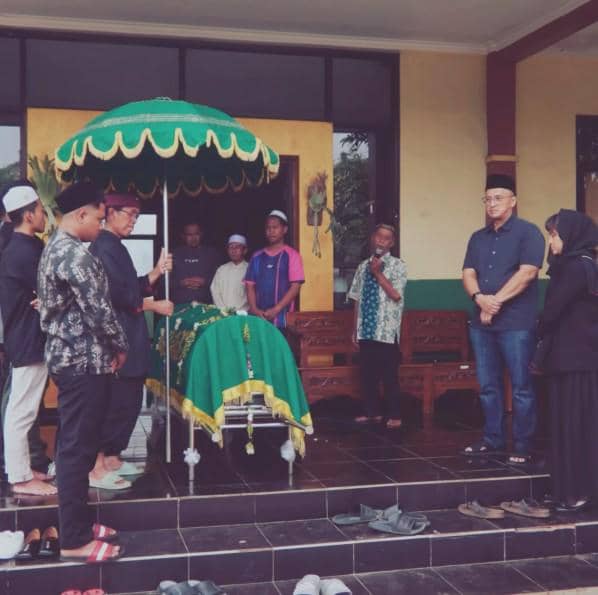 momen pemakaman ayah Marshanda (instagram.com/marshanda99)