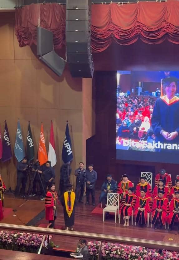 Dita Fakhrana Wisuda S1 (instagram.com/fakhranaaa)