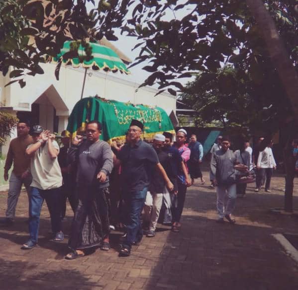 momen pemakaman ayah Marshanda (instagram.com/marshanda99)