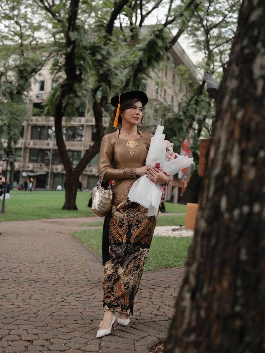 Dita Fakhrana Wisuda S1 (instagram.com/fakhranaaa)