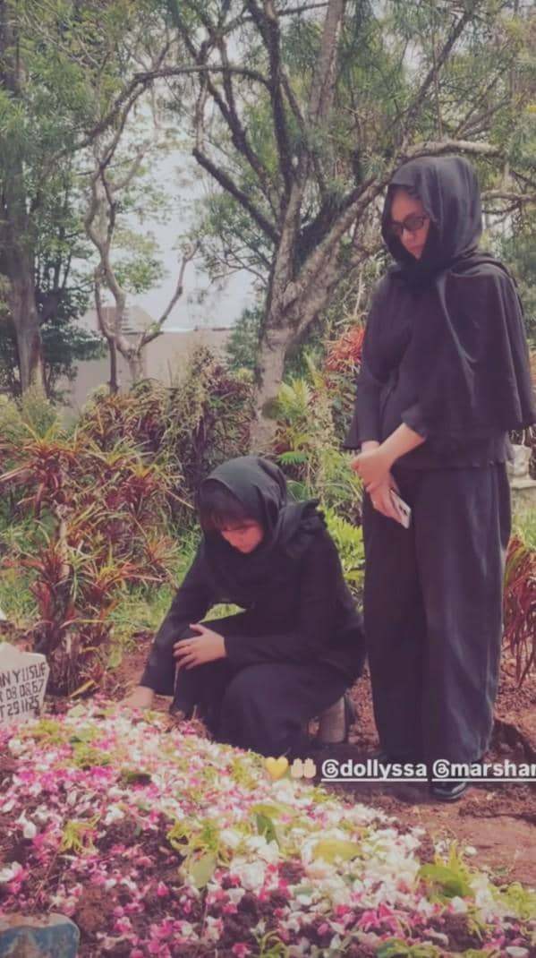 momen pemakaman ayah Marshanda (instagram.com/marshanda99)