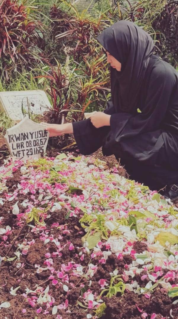 momen pemakaman ayah Marshanda (instagram.com/marshanda99)